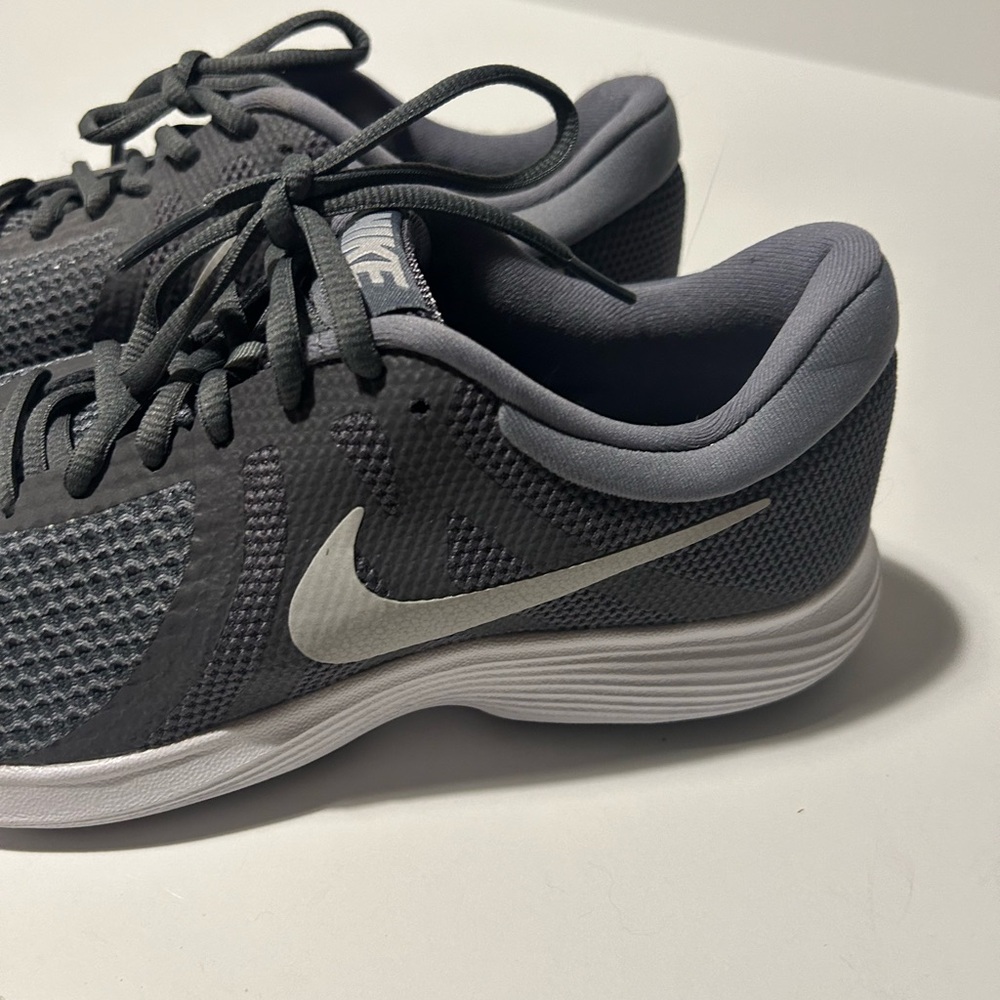 New! Nike RevolutionRunning Shoes Size 9 - Picture 2 of 14